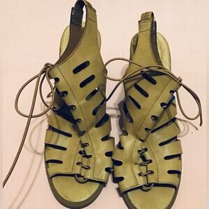 New Shiekh Women tan Strappy 3” heels Size 10